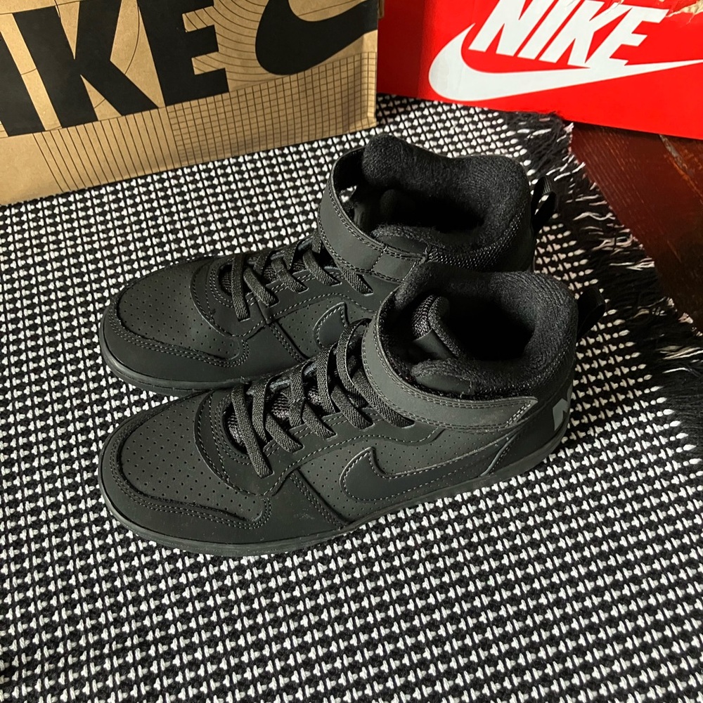 Boys Nike Court Borough Mid sneaker. NIB size 2.5